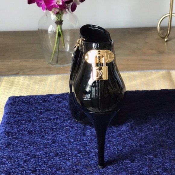 Louis Vuitton: Peep toe patent leather bootie in Black / Noir  (38.5) - Picture 7 of 11